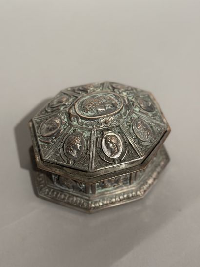 SERRE-BIJOUX en bronze argenté à décor de...