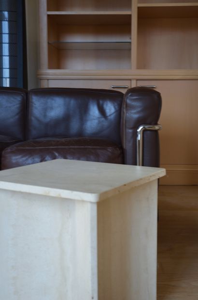 Italian work
Small travertine pedestal table,...