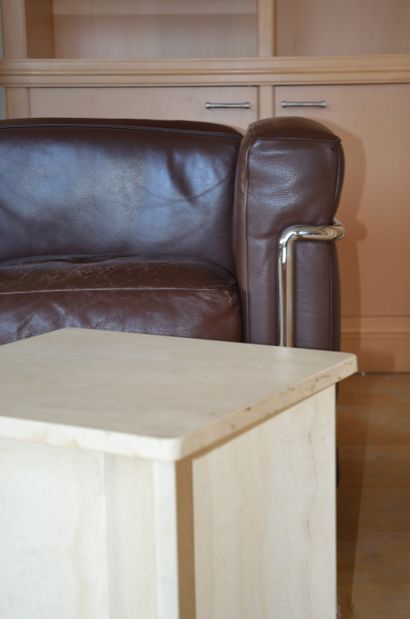 Italian work
Small travertine pedestal table,...