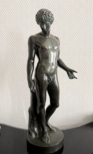 SCULPTURE d’éphèbe en bronze à patine brun...