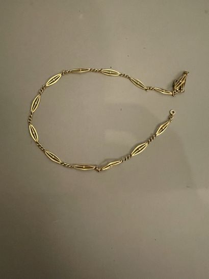 SAUTOIR en or jaune 18K 750/°° ajouré à décor...