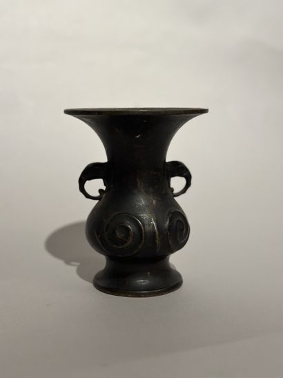 CHINA, Brown patina bronze baluster VASE...