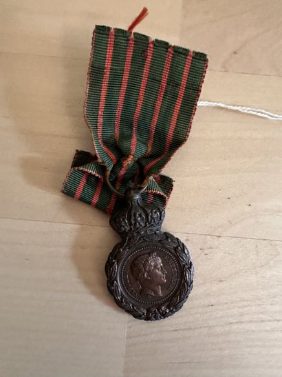 MEDAILLE de St Hélène à décor d'un profil...