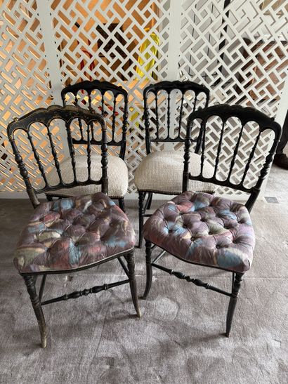 Paire de CHAISES en bois relaqué noir, le...
