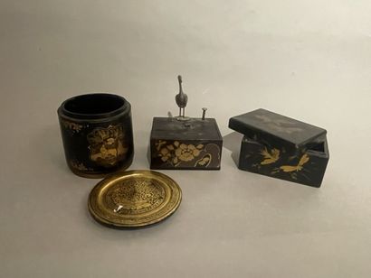 JAPAN - Lacquered wood set including: a TOBACCO...
