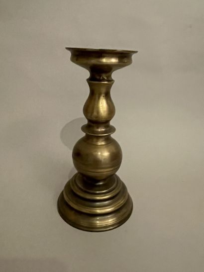 PIQUE-CIERGE en bronze doré. Hollande, XVIIIème...