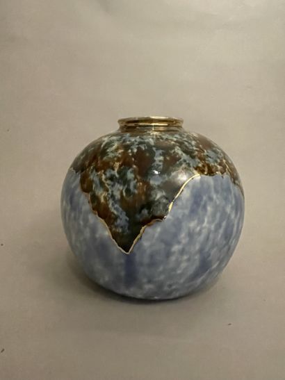 VASE boule en porcelaine de Limoges à décor...