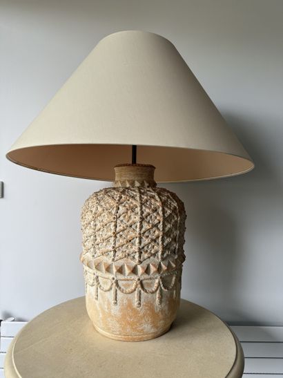 Important VASE en terre cuite simulant le...