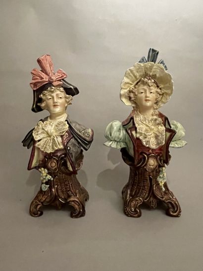 Paire de BUSTES en faïence émaillée polychrome...