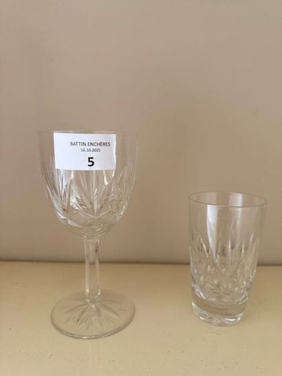 PARTIE DE SERVICE DE VERRES à décor de gerbes...