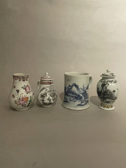 CHINE - Ensemble en porcelaine comprenant...