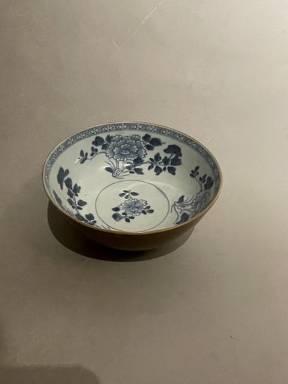 CHINE - COUPE sur pied en porcelaine émaillée...