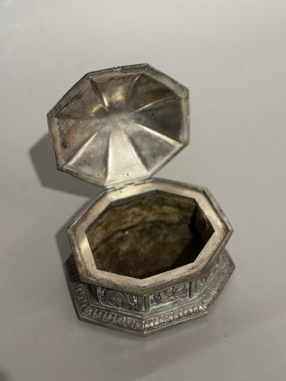 SERRE-BIJOUX en bronze argenté à décor de...