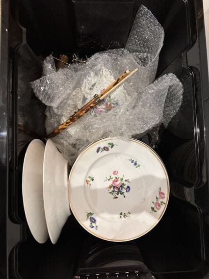 Ensemble d'ASSIETTES et VASES en porcelaine...
