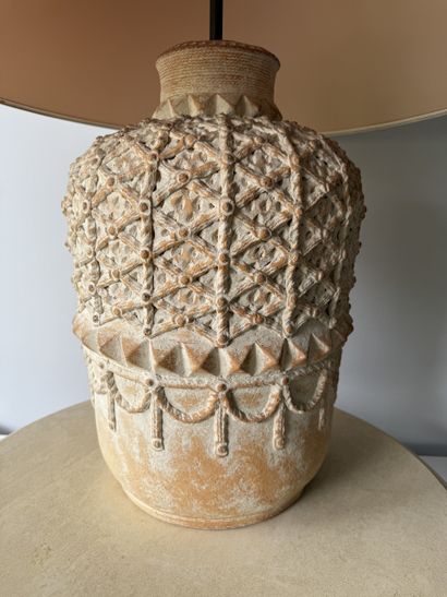 Important VASE en terre cuite simulant le...