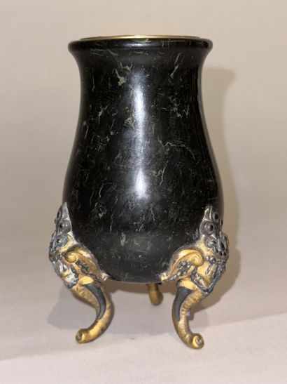 Un VASE balustre tripode en pierre dure verte...