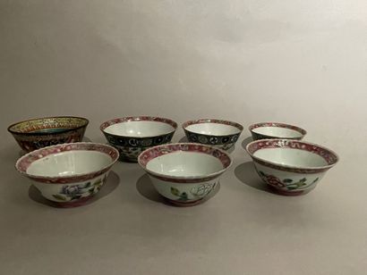 CHINE - Sept petits BOLS en porcelaine émaillée...