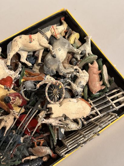 Ensemble de FIGURINES de la ferme en plomb...