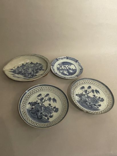 CHINE - Ensemble en porcelaine et faïence...