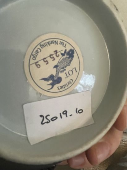 CHINE - COUPE sur pied en porcelaine émaillée...