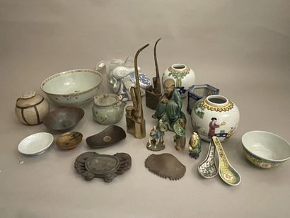 Ensemble d'OBJETS divers dont : porcelaines...