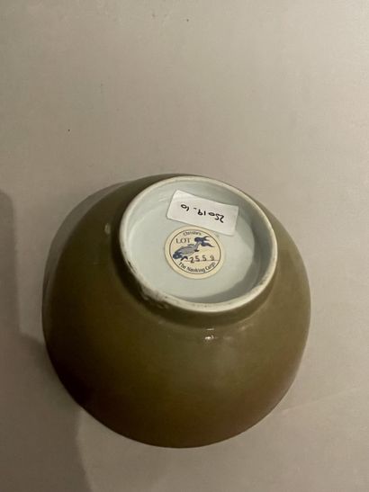 CHINE - COUPE sur pied en porcelaine émaillée...