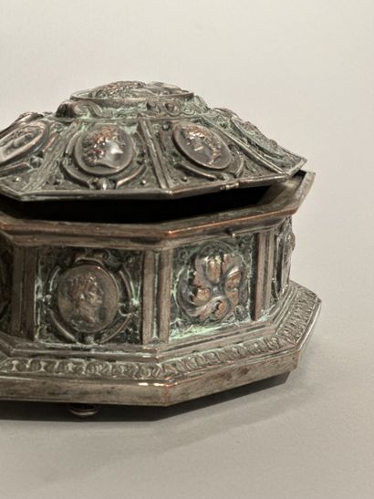 SERRE-BIJOUX en bronze argenté à décor de...