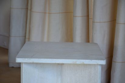 Italian work
Small travertine pedestal table,...