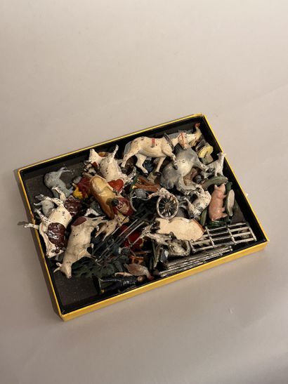 Ensemble de FIGURINES de la ferme en plomb...