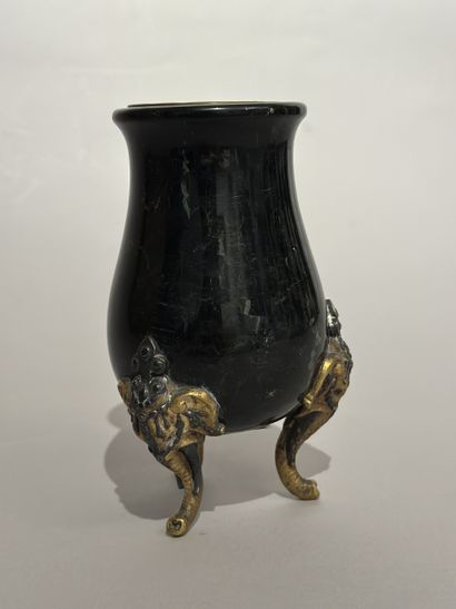 Un VASE balustre tripode en pierre dure verte...