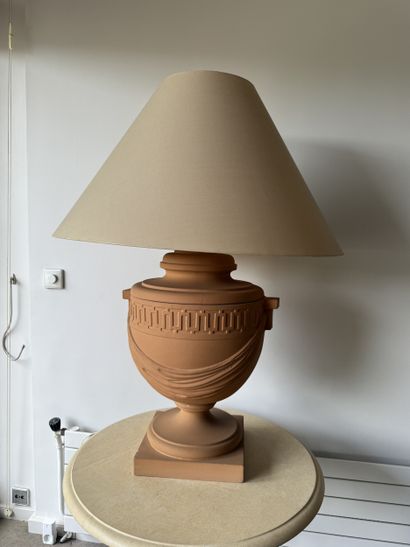 Important PIED DE LAMPE en plâtre à patine...