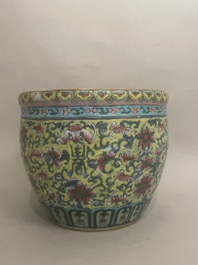 CHINE - VASE balustre en porcelaine émaillée...