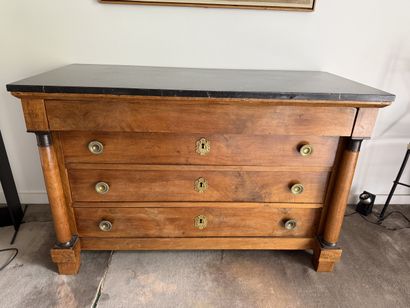 COMMODE en bois fruitier, les montants en...