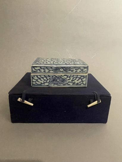 CHINE - BOITE en porcelaine émaillée blanc-bleu...