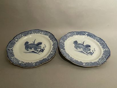 CHINE - Deux ASSIETTES de présentation à...
