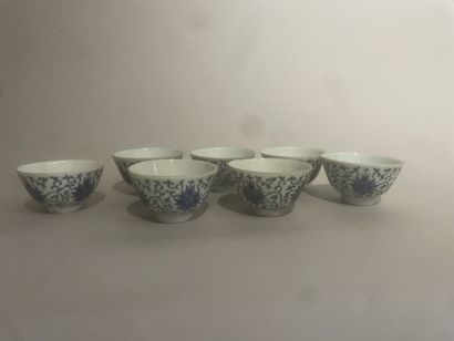 CHINE - Sept petites tasses en porcelaine...