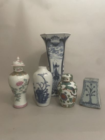 Ensemble de VASES comprenant : VASE balustre...
