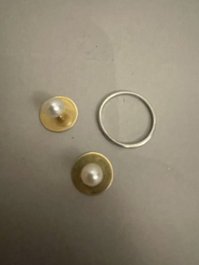 Paire de BOUTONS en or jaune et perles. Poids...