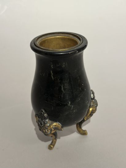Un VASE balustre tripode en pierre dure verte...