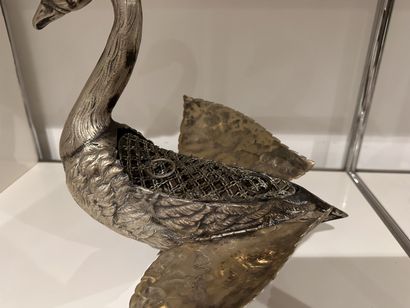 CORBEILLE en bronze argenté à décor de cygne,...