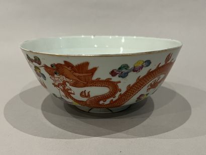 CHINE - Coupe en porcelaine à décor en émaux...