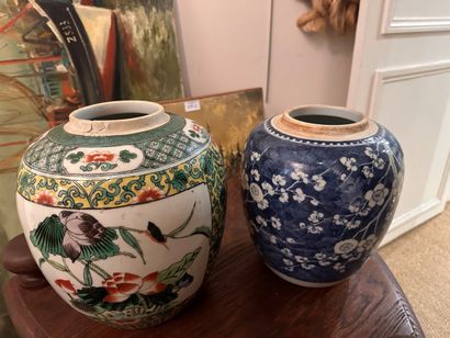 CHINE - Deux POTS à gingembre en porcelaine...