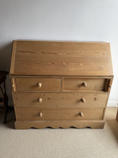 PENTE DESK in pine. The front has two small...