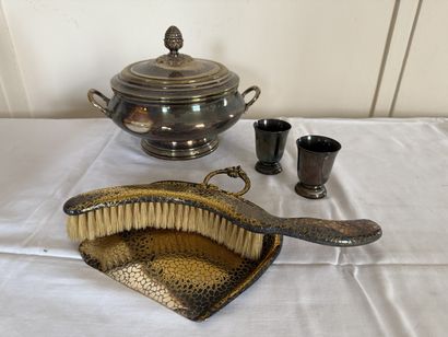 Set in SILVER METAL comprising: covered LEGUMIER...