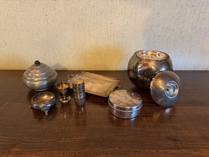 Set in SILVER METAL including : 1970s scoop-shaped...