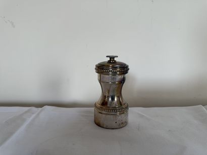925/°° silver PEPPER with pearl frieze decoration.
Minerve...