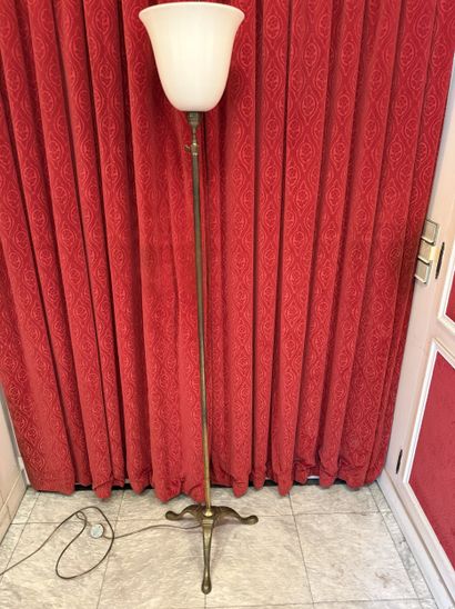 Brass tripod lantern. 
H. 150 cm.
