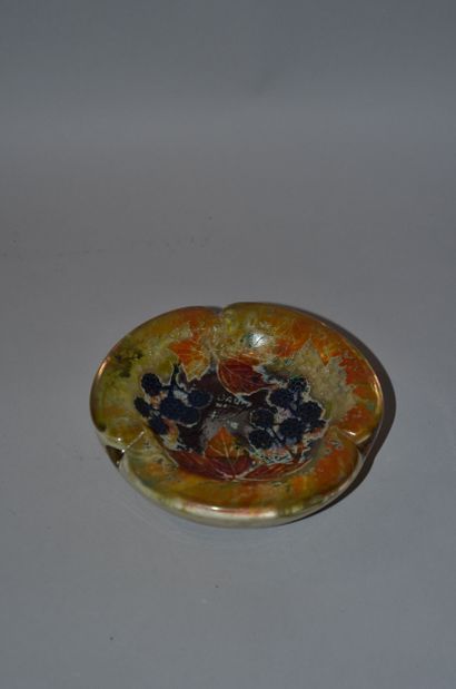 Daum Nancy 
Three-lobed bowl in multi-layered...