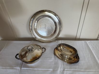 Set in SILVER METAL comprising: large round...