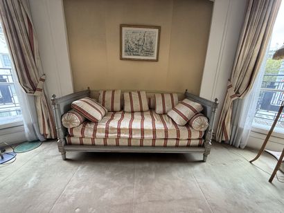Grey lacquered wood daybed, molded and carved...